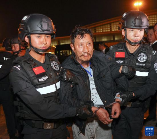 1月30日，在緬甸內(nèi)比都國際機場，緬甸警方依法向我公安機關(guān)移交緬北重大犯罪嫌疑人魏懷仁。新華社記者 殷剛 攝