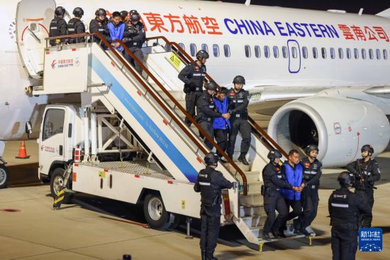 1月30日，在云南昆明長水機場，白所成、白應(yīng)蒼、魏懷仁、劉正祥、劉正茂、徐老發(fā)等10名緬北重大犯罪嫌疑人被我公安機關(guān)成功押解回國。新華社記者 殷剛 攝