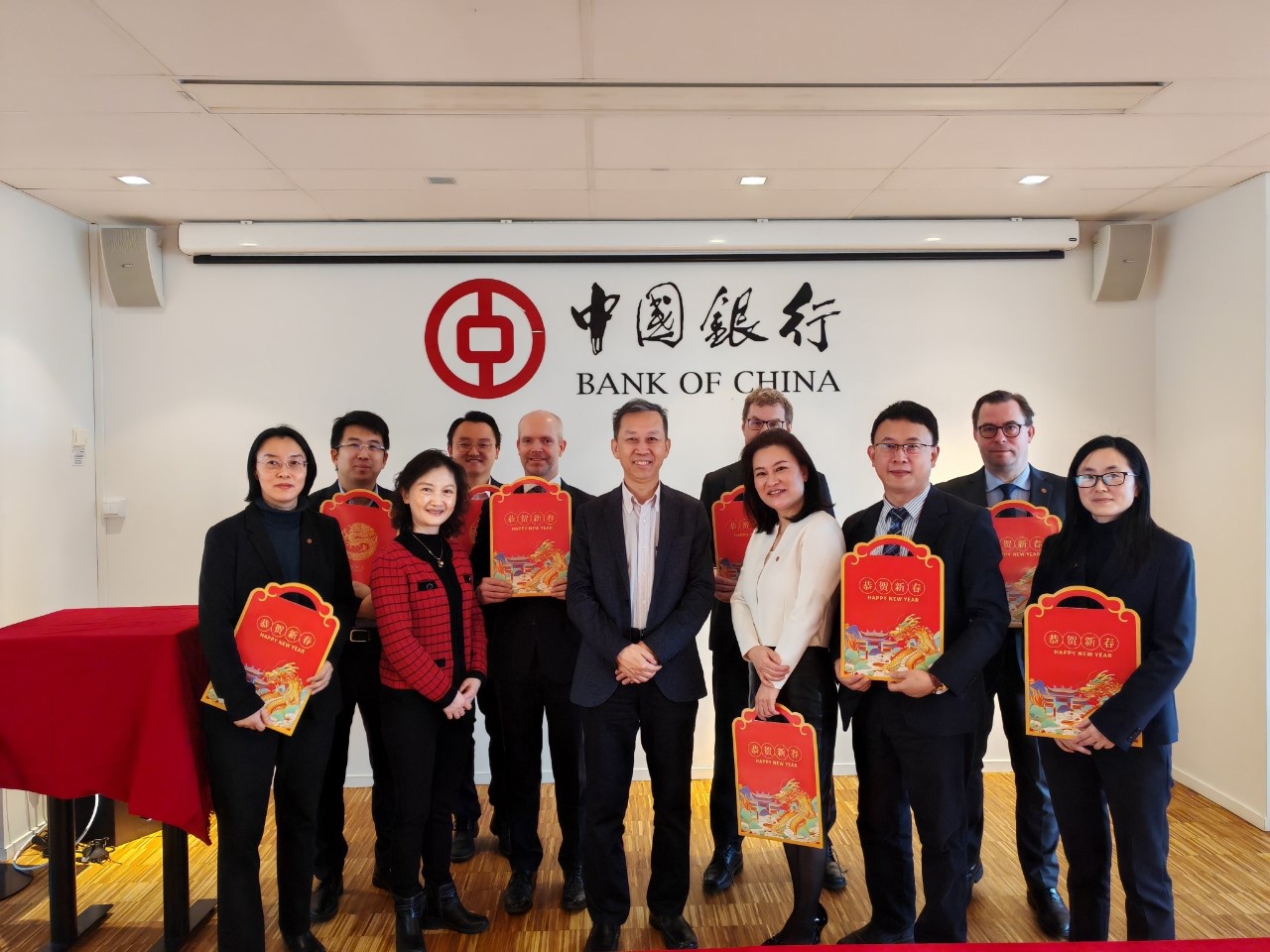 中國駐瑞典大使崔愛民（左六）與中國銀行（歐洲）有限公司斯德哥爾摩分行中外員工合影。中國駐瑞典大使館供圖