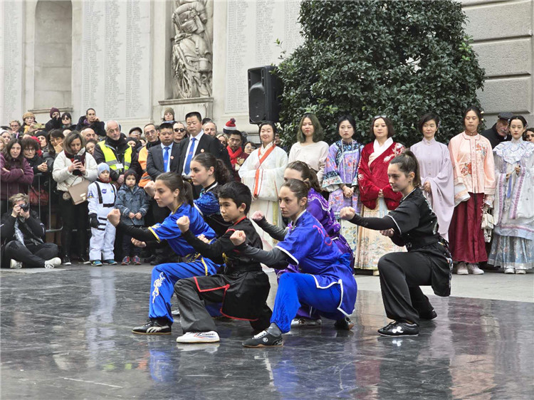 當(dāng)?shù)匚湫g(shù)學(xué)院進(jìn)行武術(shù)表演。張錫琪攝