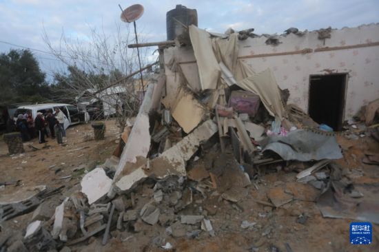 2月5日，在加沙地帶南部城市拉法，人們查看以軍空襲后的建筑廢墟。新華社發(fā)（哈立德·奧馬爾攝）