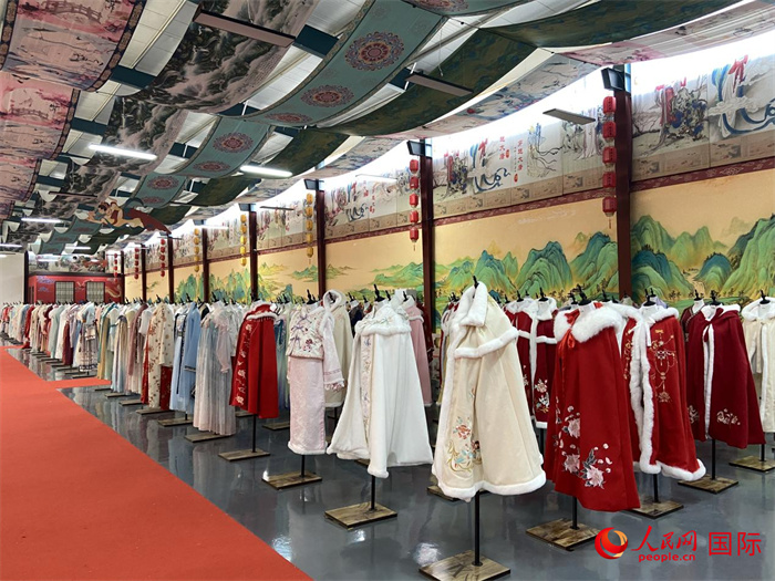 1月24日，在山東省菏澤市曹縣大集鎮(zhèn)穿越大唐漢服云倉(cāng)直播基地展廳里擺放的漢服。 人民網(wǎng) 周琳佳攝