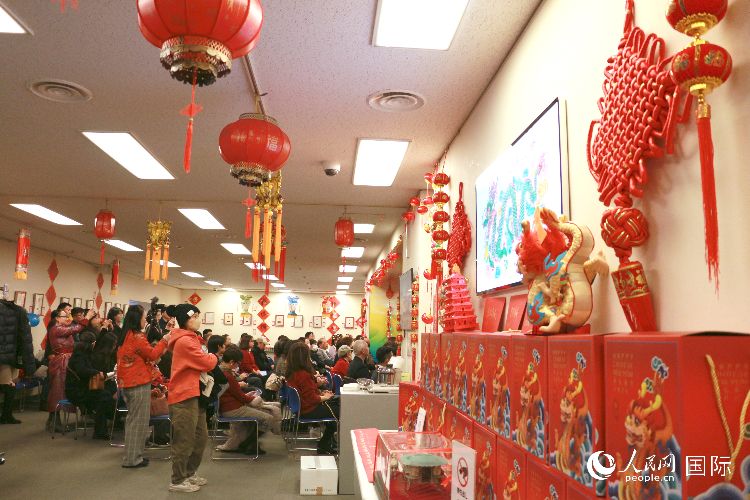 現(xiàn)場洋溢著濃郁的新春氛圍。人民網(wǎng) 許可攝