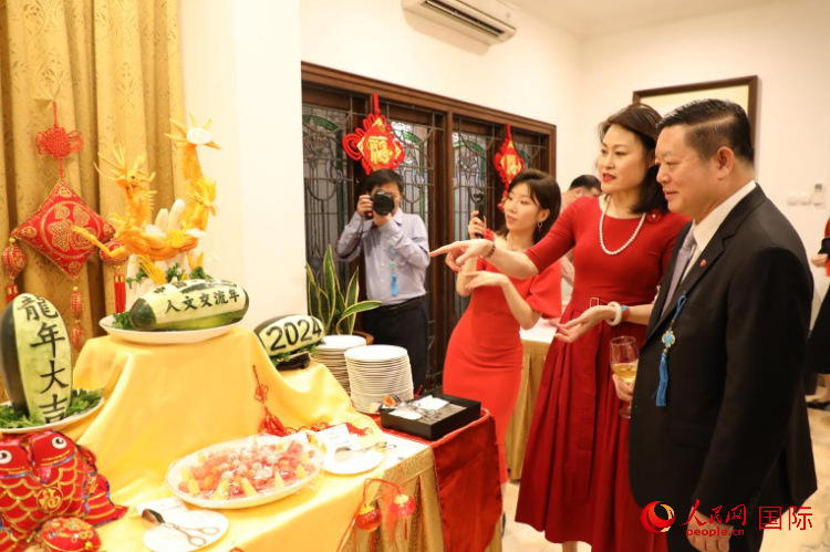 中國駐東盟大使侯艷琪（右二）同東盟秘書長高金洪（右一）欣賞食雕。人民網(wǎng)記者 曹師韻攝