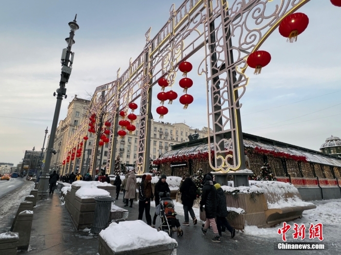 當(dāng)?shù)貢r(shí)間2月9日，中國農(nóng)歷新年慶?；顒?dòng)啟動(dòng)儀式在莫斯科市中心的卡梅爾格爾斯基巷舉行。圖為特維爾大街裝飾的中國大紅燈籠。<a target='_blank' href='/'><p  align=