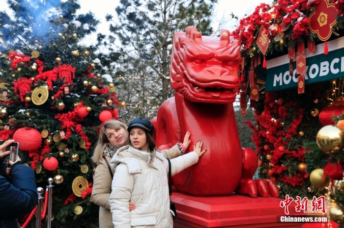 當(dāng)?shù)貢r(shí)間2月9日，中國農(nóng)歷新年慶?；顒?dòng)啟動(dòng)儀式在莫斯科市中心的卡梅爾格爾斯基巷舉行。中國駐俄大使張漢暉，俄羅斯外交部發(fā)言人扎哈羅娃，以及俄羅斯文化部和莫斯科市政府官員出席。慶?；顒?dòng)將持續(xù)至18日。圖為當(dāng)?shù)孛癖娫谔鼐S爾廣場(chǎng)與龍雕塑合影。