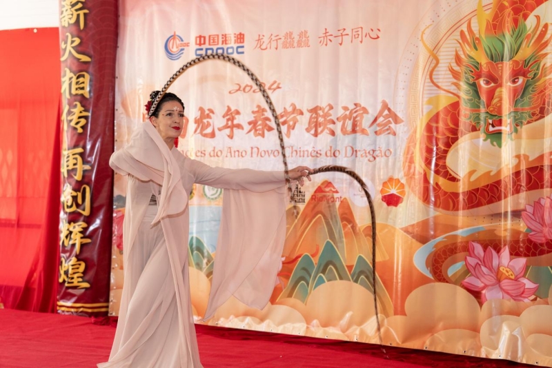 巴西藝術(shù)家表演中國(guó)舞。里約天主教大學(xué)孔子學(xué)院供圖