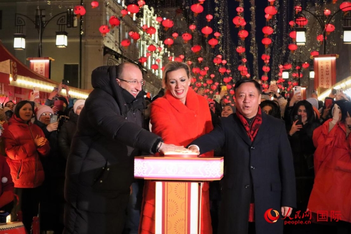 張漢暉、扎哈羅娃、科茲洛夫（從右至左）共同按下活動啟動按鈕。于子恒攝