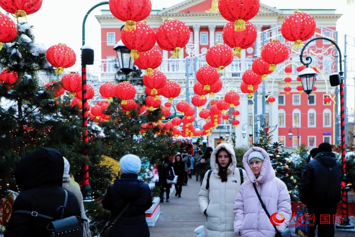 俄羅斯民眾在活動現(xiàn)場參觀游玩。人民網(wǎng)記者 隋鑫攝