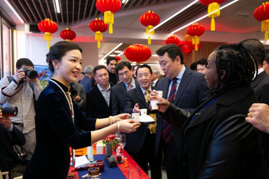 2月2日，人們在位于意大利羅馬的聯(lián)合國糧農(nóng)組織總部體驗中國茶藝。新華社記者李京攝