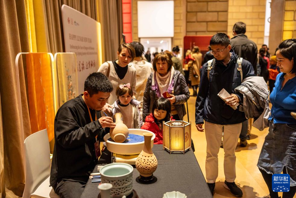 2月11日，參觀者在美國費(fèi)城藝術(shù)博物館舉行的龍年迎新春活動上觀看瓷器制作。新華社發(fā)（周煥新攝）