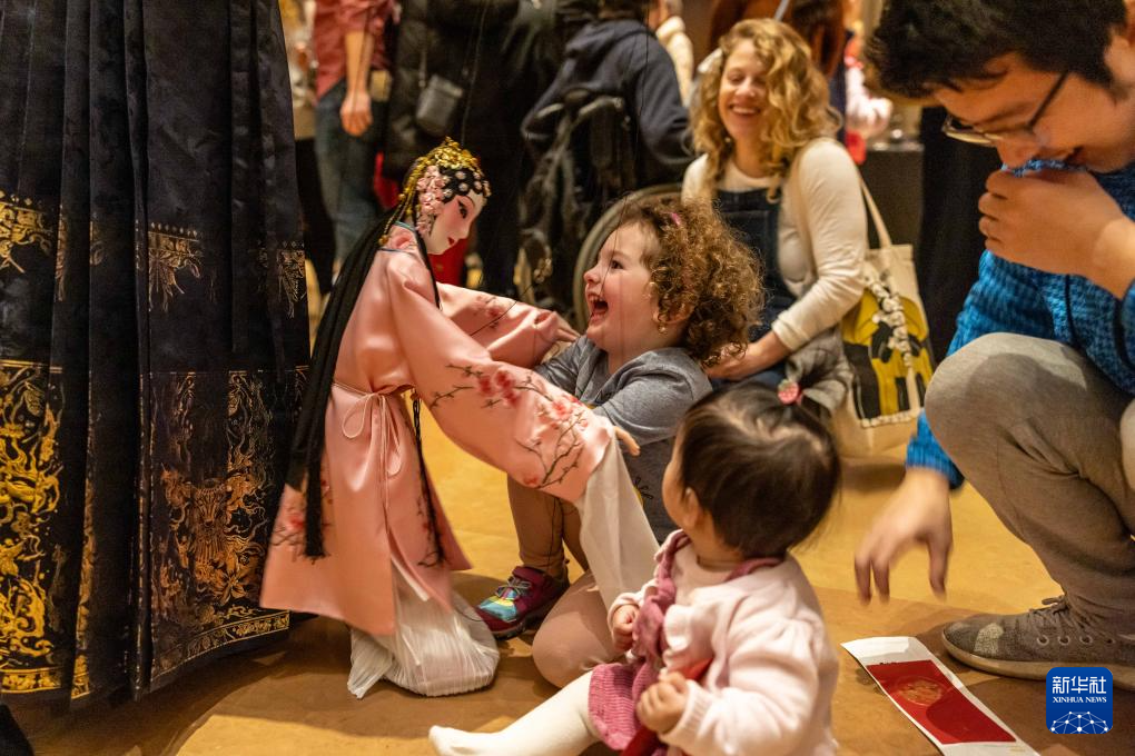 2月11日，孩子們在美國費(fèi)城藝術(shù)博物館舉行的龍年迎新春活動上體驗?zāi)九紤?。新華社發(fā)（周煥新攝）