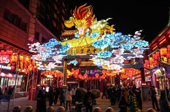 2月11日，游客在沈陽中街游覽。春節(jié)期間，各地?zé)艋痂?、火樹銀花，呈現(xiàn)出一幕幕流光溢彩的視覺盛宴。（新華社記者潘昱龍攝）