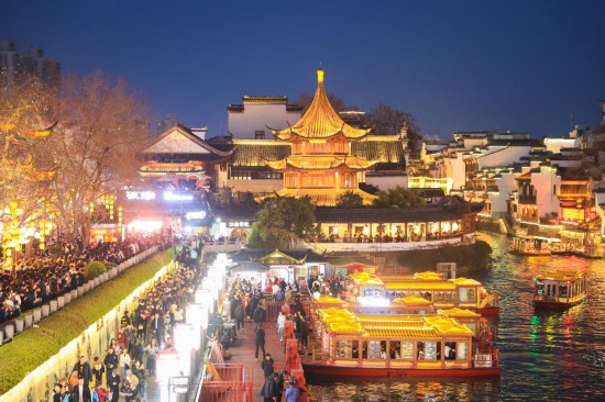 2月14日，游客在南京夫子廟景區(qū)賞燈游玩。（新華社發(fā)，蘇陽攝）