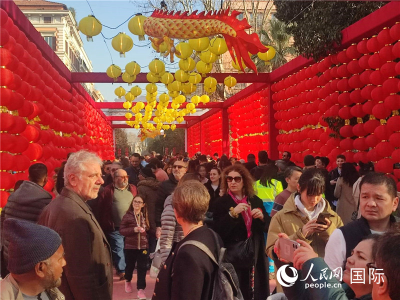 游園會入口處張燈結(jié)彩，人流如織。人民網(wǎng)記者鄭彬攝