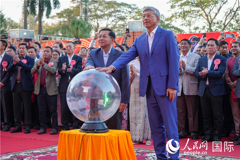 敏昂萊主席和陳海大使在中方援建和改造升級的仰光杜溫納國家體育館前共同按亮水晶球，啟動“錦繡唐人街”新春慶典-人民網(wǎng)記者謝佳君攝