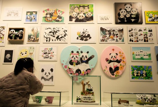 2月20日，一位小朋友在看“福寶”家族的創(chuàng)意作品。新華社記者姚琪琳攝