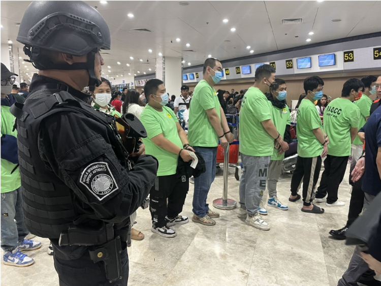 中國和菲律賓兩國執(zhí)法部門合作遣返在菲從事離岸博彩的中國公民。駐菲律賓使館供圖