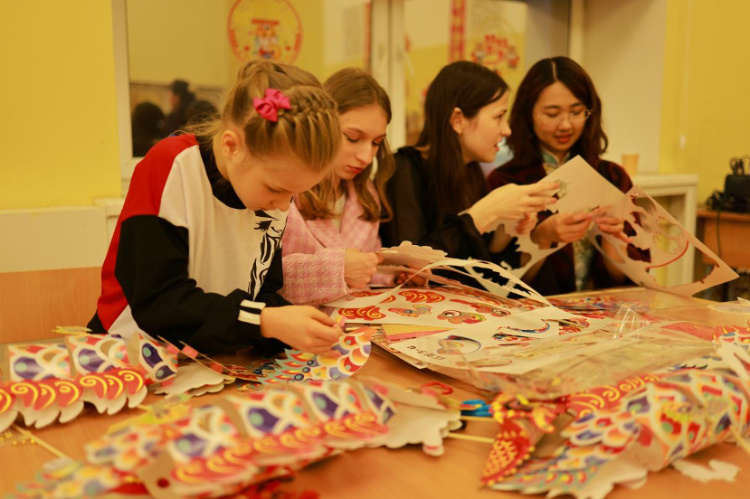 俄羅斯小朋友體驗(yàn)中國(guó)傳統(tǒng)手工藝。俄羅斯國(guó)立人文大學(xué)孔子學(xué)院供圖