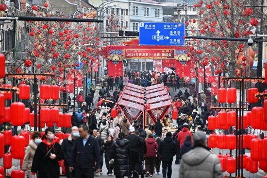 2024年2月18日，游客在2024年青島蘿卜·元宵·糖球會(huì)上消費(fèi)、游玩。新華社記者李紫恒攝