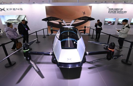2023年12月1日，在鏈博會(huì)智能汽車鏈展區(qū)小鵬汽車展臺(tái)，參觀者觀看一臺(tái)智能飛行器。新華社記者蔡湘鑫攝