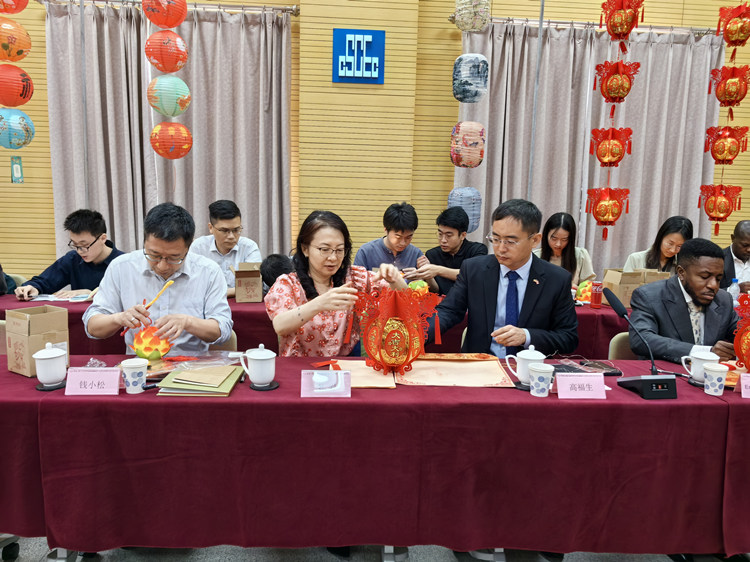 燈籠文化交流活動現(xiàn)場。中建國際中西非公司供圖