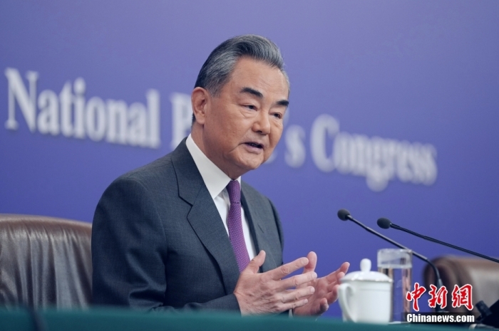 3月7日，十四屆全國人大二次會議在北京舉行記者會，中共中央政治局委員、外交部長王毅就中國外交政策和對外關(guān)系相關(guān)問題回答中外記者提問。<a target='_blank' href='/'><p  align=