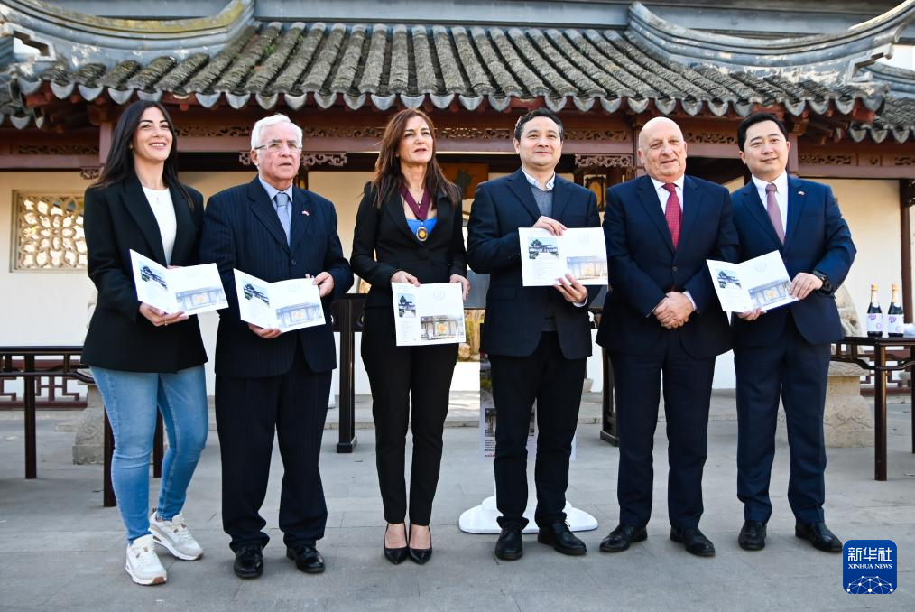 3月6日，嘉賓出席在馬耳他桑塔露琪亞市舉行的中國生肖郵票發(fā)行儀式。新華社發(fā)（喬納森·博格攝）