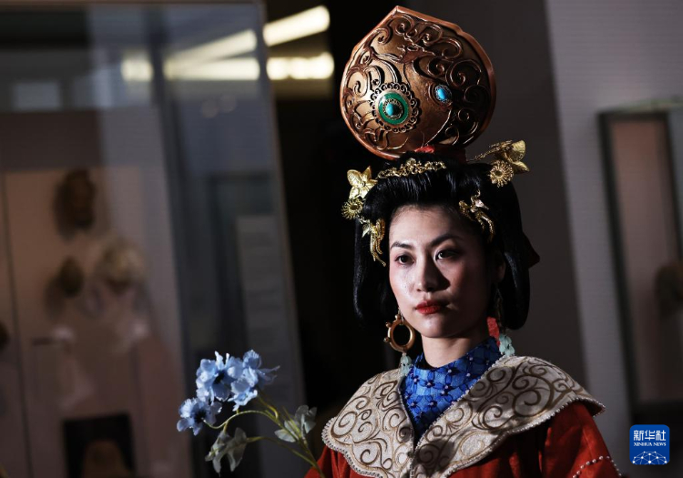 3月13日，在位于法國(guó)巴黎的吉美國(guó)立亞洲藝術(shù)博物館，模特展示敦煌復(fù)原服飾。新華社記者 高靜 攝