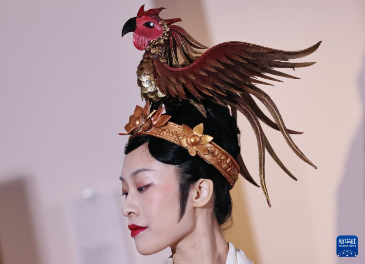 3月13日，在位于法國(guó)巴黎的吉美國(guó)立亞洲藝術(shù)博物館，模特展示敦煌復(fù)原服飾。新華社記者 高靜 攝
