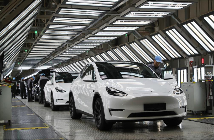 2023年12月22日，在特斯拉上海超級工廠內(nèi)，工人在對出廠前的車輛進(jìn)行漆面及門窗檢測。新華社記者 方喆 攝