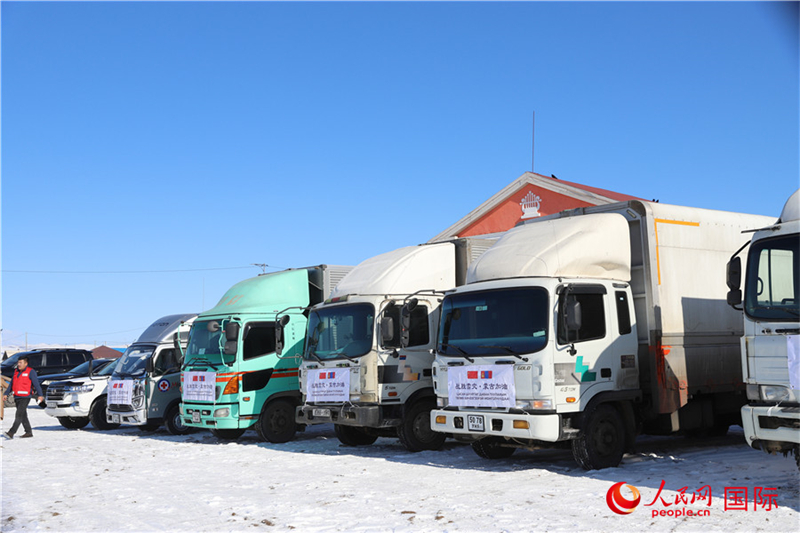 6.3月18日，滿載賑災(zāi)物資卡車在中央省額爾登縣整裝待發(fā)。人民網(wǎng)記者 霍文攝