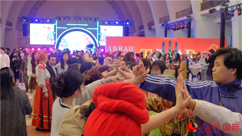 中俄觀眾在現(xiàn)場(chǎng)參與俄羅斯民俗互動(dòng)游戲。人民網(wǎng) 褚夢(mèng)琦攝