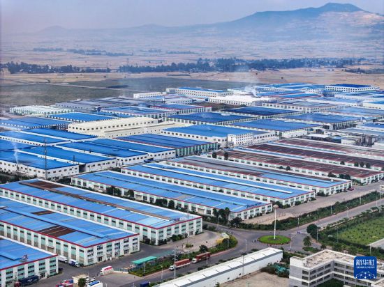 這是2023年11月3日在埃塞俄比亞杜凱姆市拍攝的東方工業(yè)園（無人機照片）。 新華社發(fā)（東方工業(yè)園供圖）