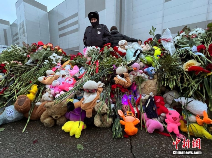 當?shù)貢r間3月24日，俄羅斯全國哀悼日，悼念22日發(fā)生在莫斯科州克拉斯諾戈爾斯克市“克羅庫斯城”音樂廳恐怖襲擊事件中的遇難者。此次恐襲已導致137人遇難，150多人受傷。圖為民眾在恐襲事件現(xiàn)場附近敬獻的鮮花和毛絨玩具。<a target='_blank' href='/'><p  align=