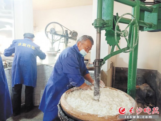 　　作坊里工人正在進(jìn)行粉絲生產(chǎn)。受訪者供圖