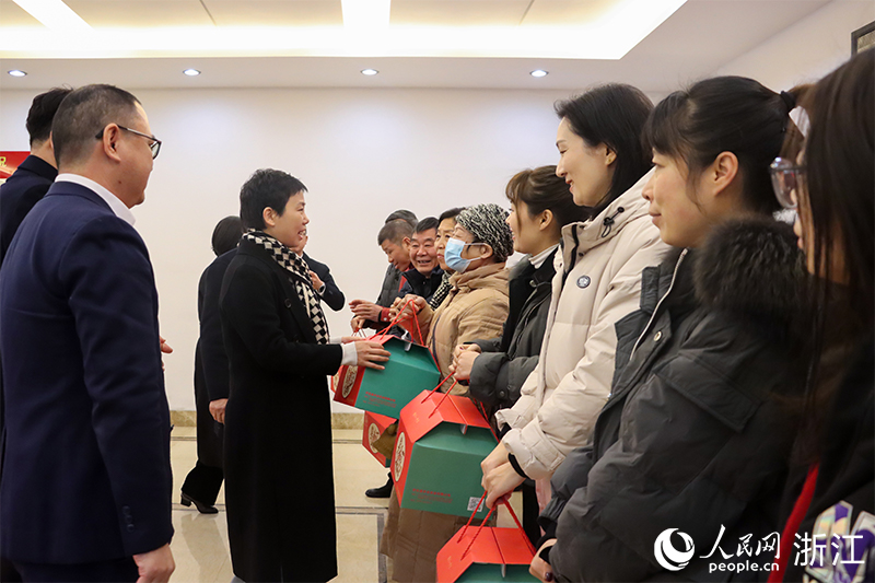 杭州市上城區(qū)“我為年夜飯?zhí)淼啦恕睈坌亩Y盒正式啟送。人民網(wǎng) 秦文攝