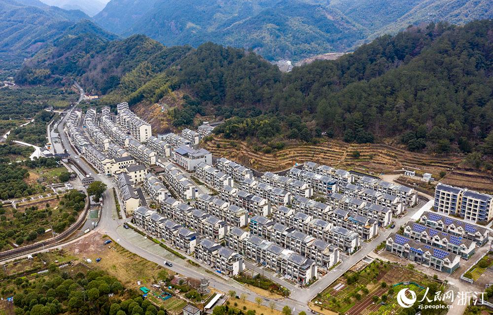 近日，航拍寧波市海曙區(qū)龍觀鄉(xiāng)李岙村屋頂光伏項(xiàng)目。人民網(wǎng) 章勇濤攝