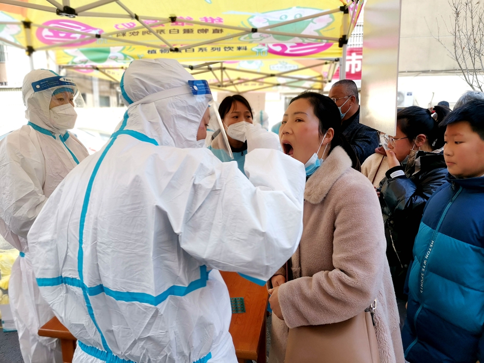 連云港贛榆區(qū)抽調(diào)近500名醫(yī)務(wù)人員開展核酸檢測。朱代桂攝