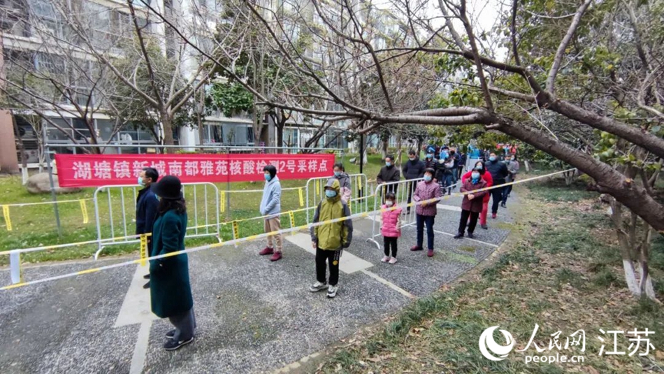 湖塘鎮(zhèn)黨員干部定點、定人、定崗、定責保障核酸檢測有序進行。 武進區(qū)委宣傳部供圖