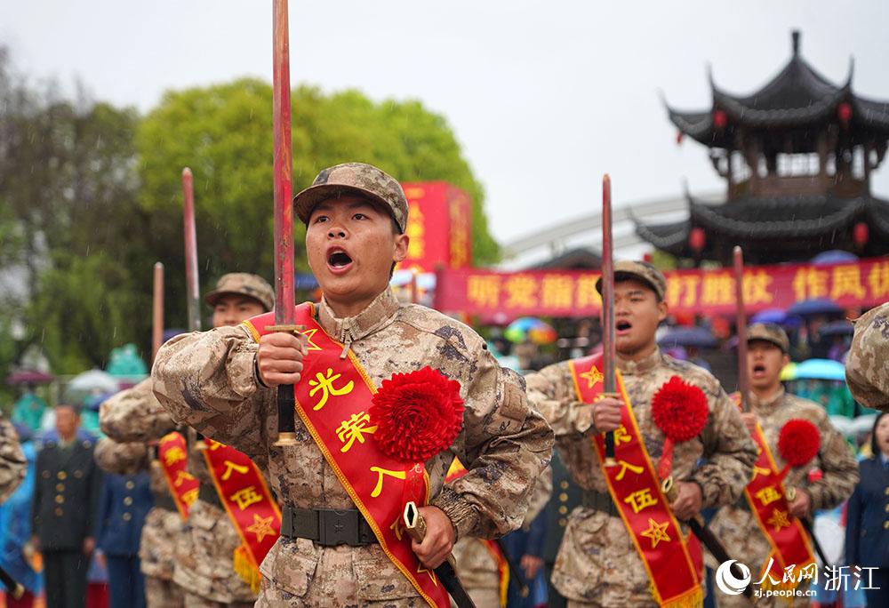 3月22日，新兵們高喊誓言、莊嚴(yán)亮劍。人民網(wǎng) 章勇濤攝