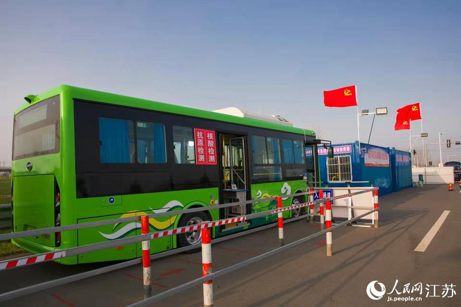 淮安市客總汽車(chē)運(yùn)輸有限公司調(diào)集兩部車(chē)況最佳“核酸采樣流動(dòng)車(chē)”，組建黨員“先鋒崗”。紀(jì)星名攝