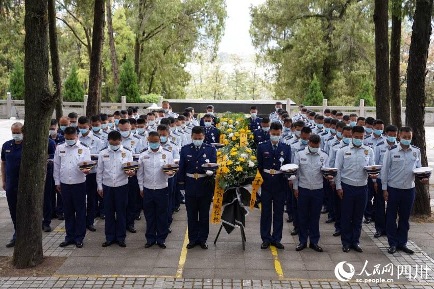 涼山州森林消防支隊(duì)駐西昌全體消防救援人員一同前往西昌市烈士陵園舉行紀(jì)念活動(dòng)。樊文淵攝
