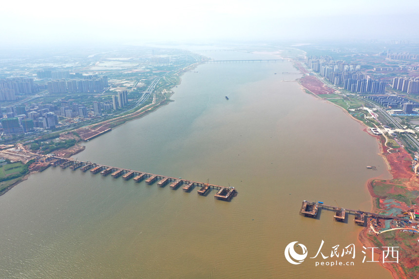 航拍九龍湖過江大橋，該橋是南昌第七座跨贛江通道。 人民網(wǎng) 時雨攝