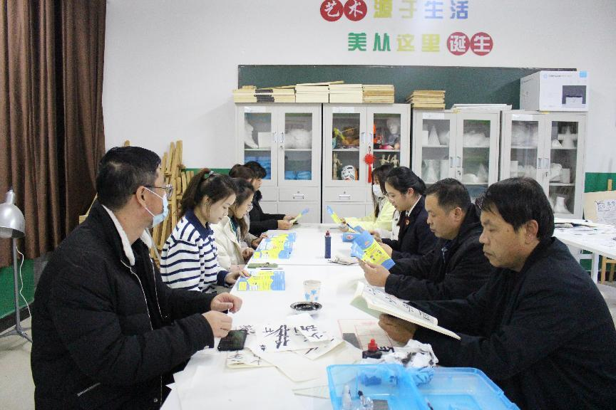 河北省臨西縣人民檢察院未檢檢察官在臨西縣第二小學為家長講解家庭教育促進法。 孫國月攝