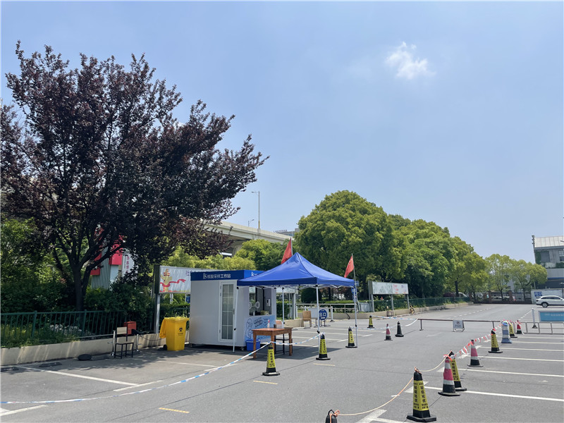 常態(tài)化“核酸采樣工作站”亮相上海街頭。龔昱攝