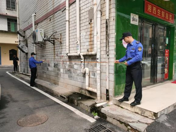 聯(lián)合執(zhí)法小組進行房屋入戶調(diào)查丈量。單位供圖