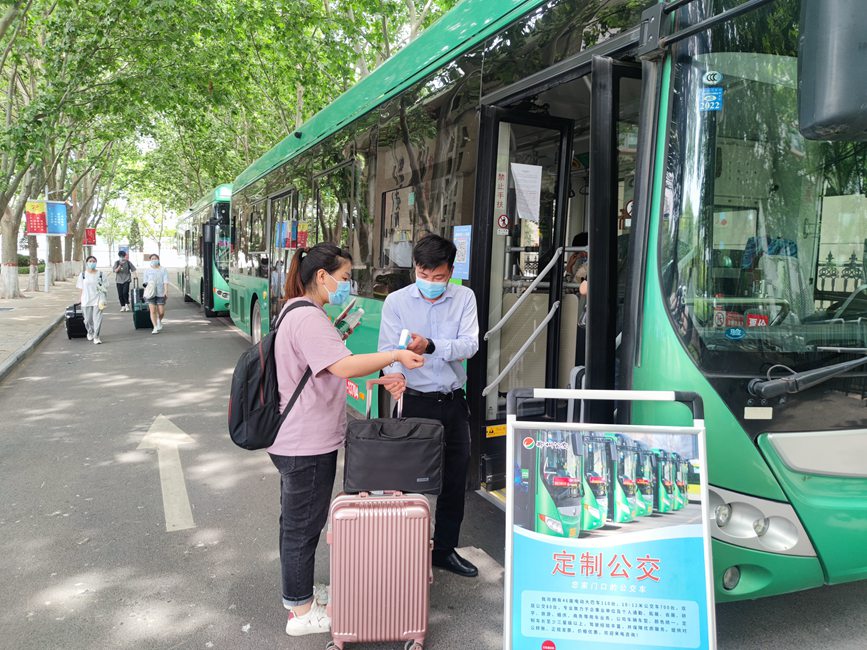 公交車從校園宿舍樓下出發(fā)，直達(dá)鄭州火車站和鄭州東站。崔晨攝
