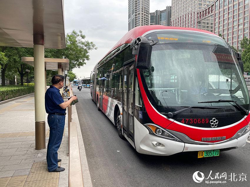 北京1路公交車駛進八王墳西站，此前各路公交經(jīng)過該站時均甩站通過，今起該站回復正常上下客。人民網(wǎng) 尹星云攝