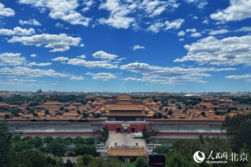 北京再現(xiàn)“高顏值”藍天白云。 人民網(wǎng) 池夢蕊攝